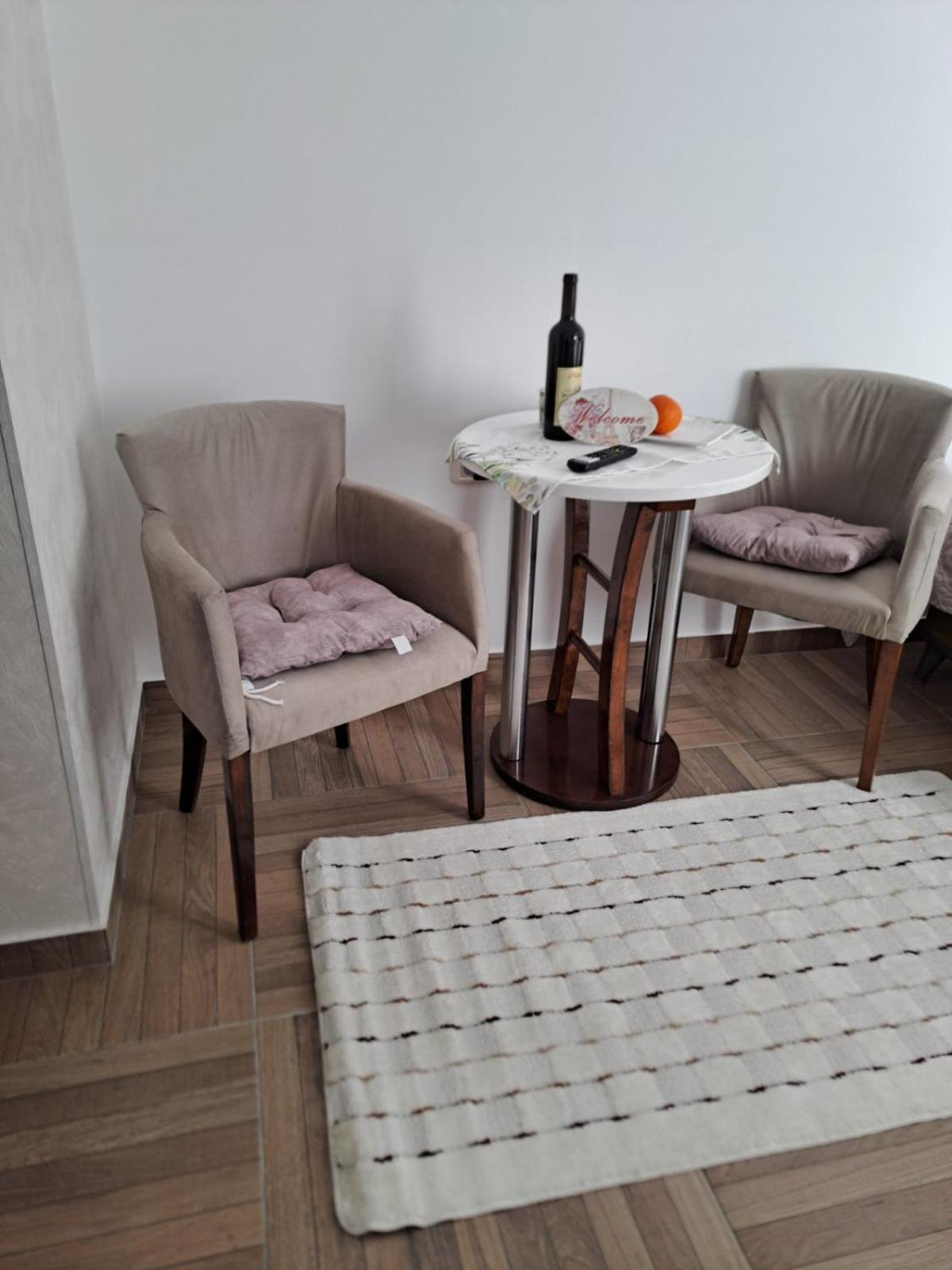 Apartmani Emily & Jully Niksic Luaran gambar