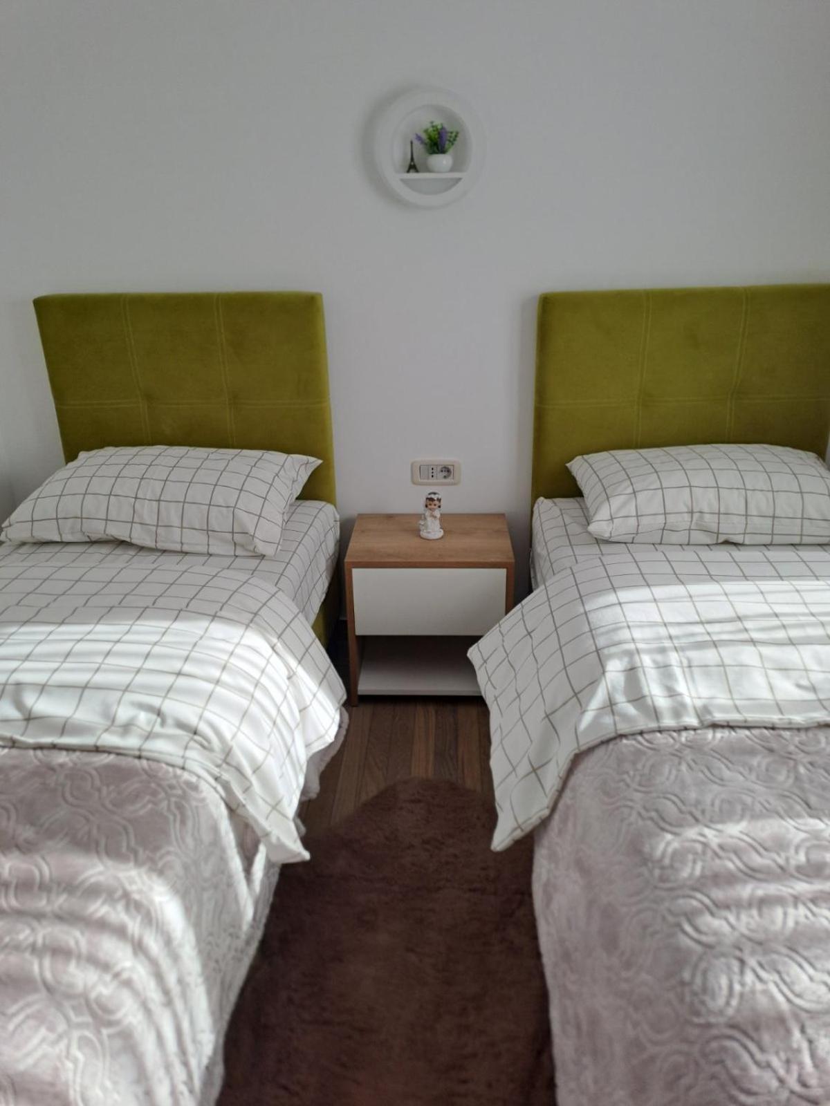 Apartmani Emily & Jully Niksic Luaran gambar