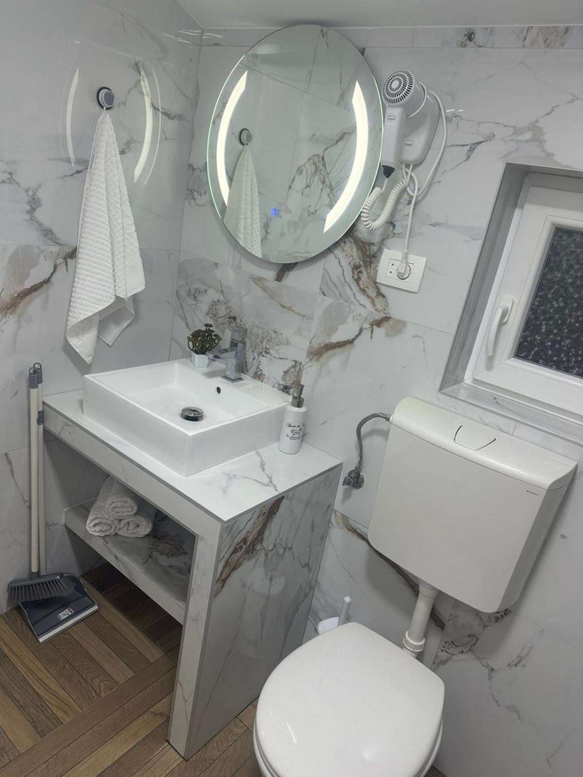 Apartmani Emily & Jully Niksic Luaran gambar